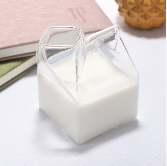 شفاف شیشے کے کپوں سے بنی سب سے خوبصورت مشروبات