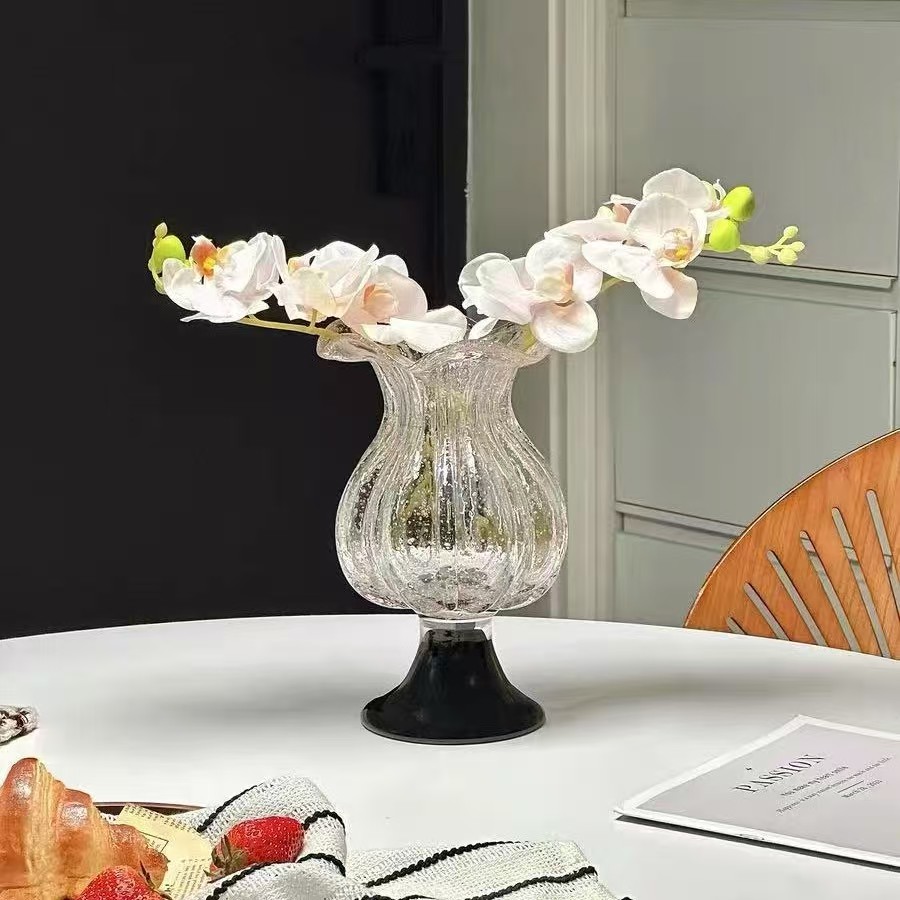 مختلف عجیب و غریب شیشے کے گلدستے