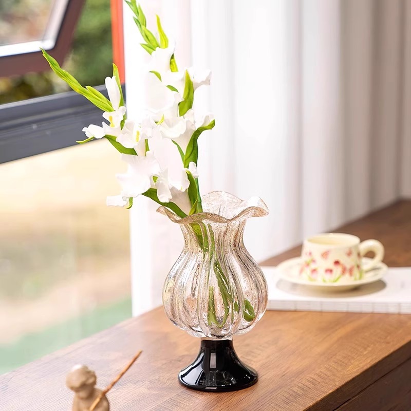 عیش و آرام کی سونے سے بھری ہوئی ونٹیج طرز کے لمبے شیشے کا گلدان